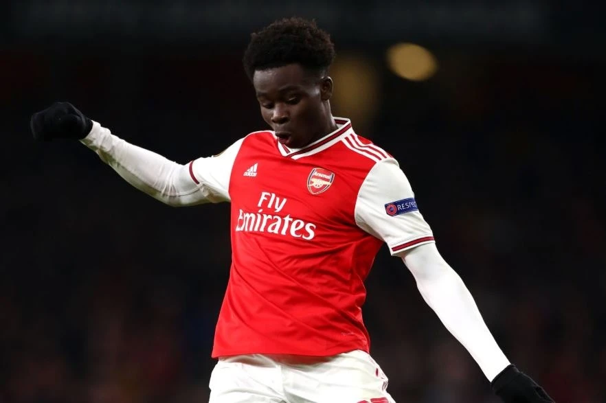 6 sao tre sinh nam 2001 khuay dao san co nuoc Anh anh 2