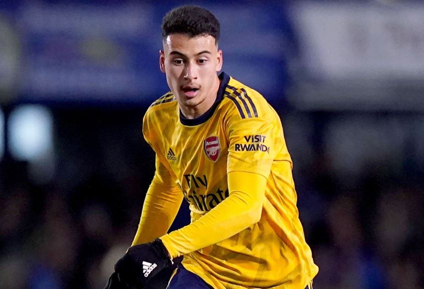 6 sao tre sinh nam 2001 khuay dao san co nuoc Anh anh 3