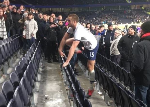 Cau thu Tottenham len khan dai danh nhau voi CDV sau tran thua hinh anh