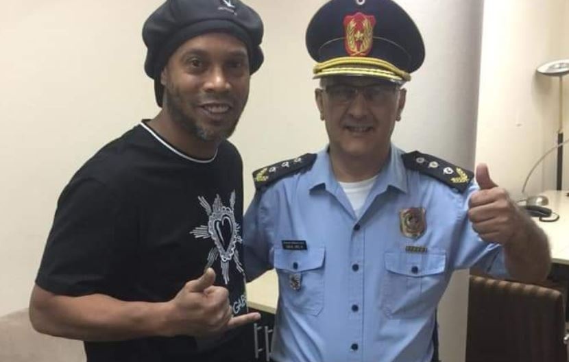 Tinh tiet trong vu Ronaldinho dung ho chieu gia hinh anh