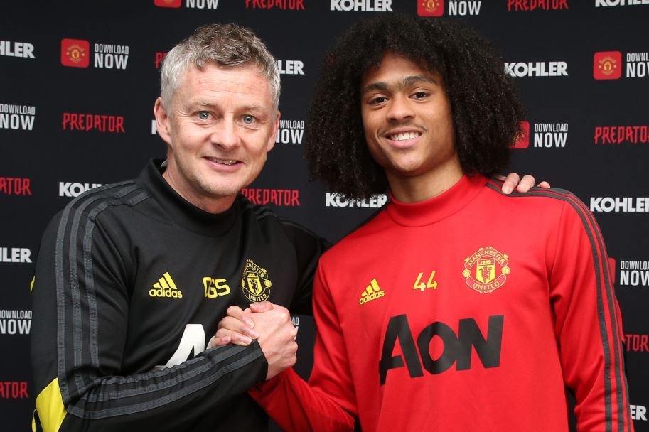 Tu choi Juventus, sao tre Ha Lan gia han hop dong voi MU hinh anh