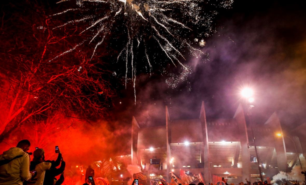 Neymar cung dong doi duoc CDV tiep suc bang phao hoa hinh anh