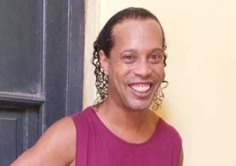 Ronaldinho thoai mai uong ruou trong tu hinh anh