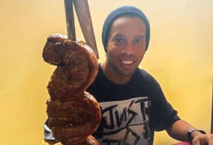 Ronaldinho huong dac quyen tai nha tu Paraguay hinh anh