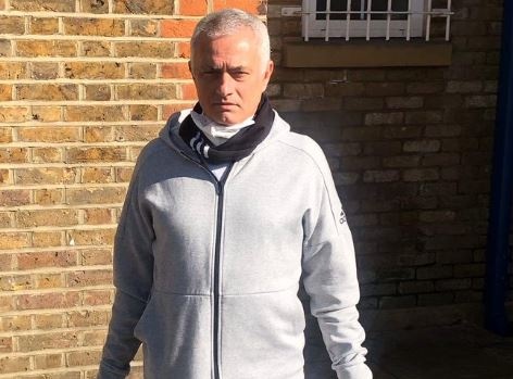 HLV Mourinho giup do nguoi gap kho khan anh 1