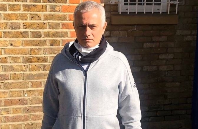 HLV Mourinho chiem tron cam tinh khi ra duong lam tu thien hinh anh