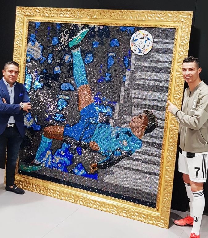 Ronaldo chi trieu USD de so huu buc tranh sang hon Messi anh 2
