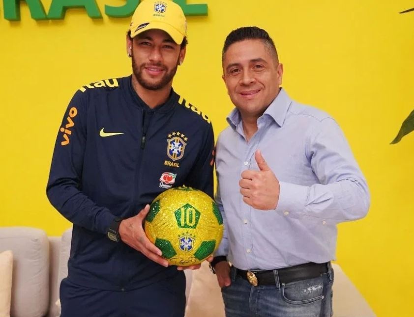 Ronaldo chi trieu USD de so huu buc tranh sang hon Messi anh 4