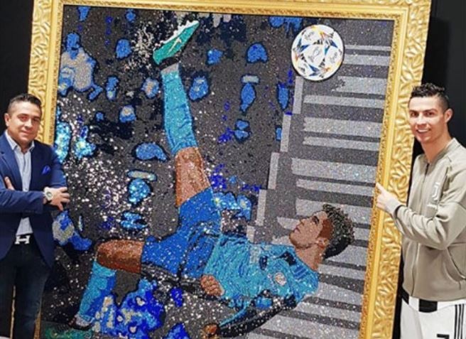 Ronaldo chi trieu USD de so huu buc tranh sang hon Messi hinh anh
