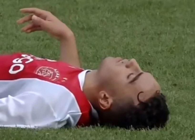 Tien ve Ajax co nhan thuc tro lai sau gan 3 nam song thuc vat hinh anh