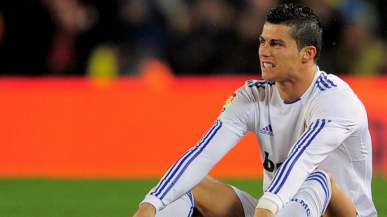 Doi hinh Real bi Barca vui dap 5-0 anh 12