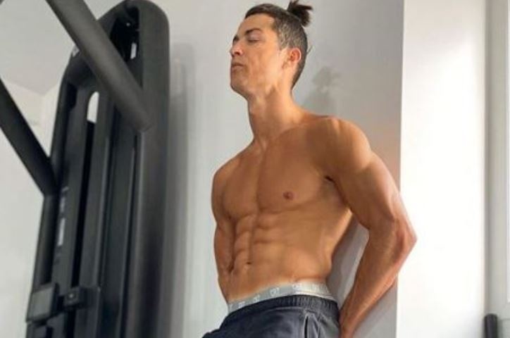 Ronaldo tap luyen de giu co bung 6 mui hinh anh
