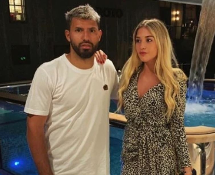 Aguero tay choi khet tieng anh 10