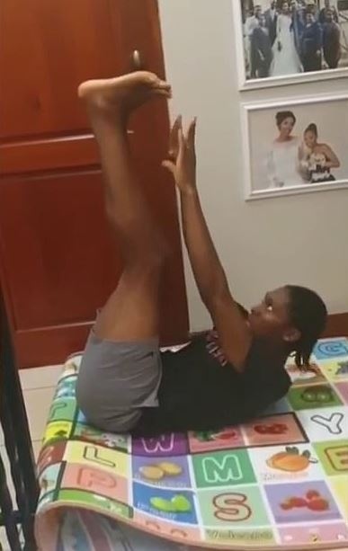 Nu VDV danh bai Ronaldo o thu thach gap bung anh 1