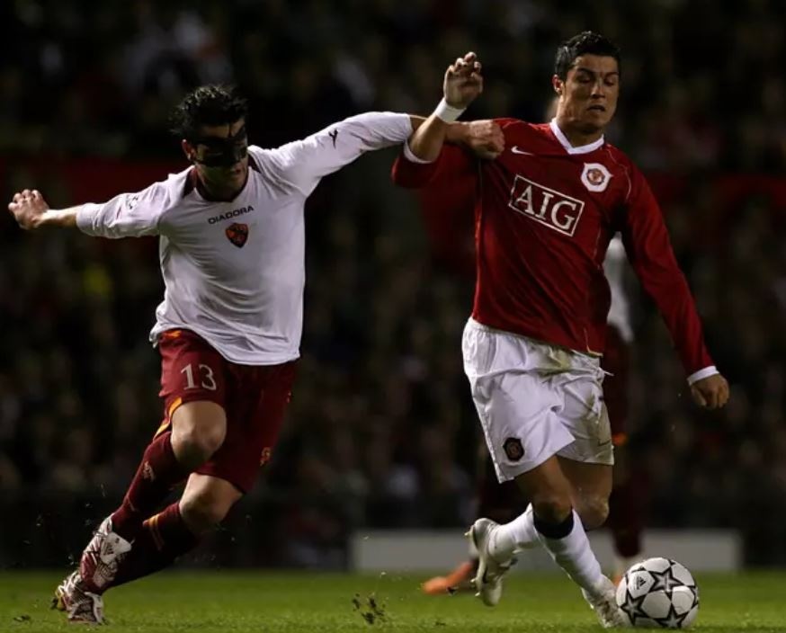 Ronaldo khong doi ao voi cau thu Roma anh 1