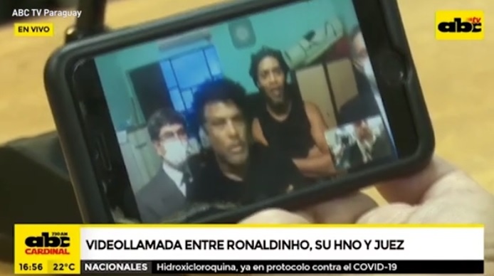 Ronaldinho an mung khi thoat khoi trai giam anh 1