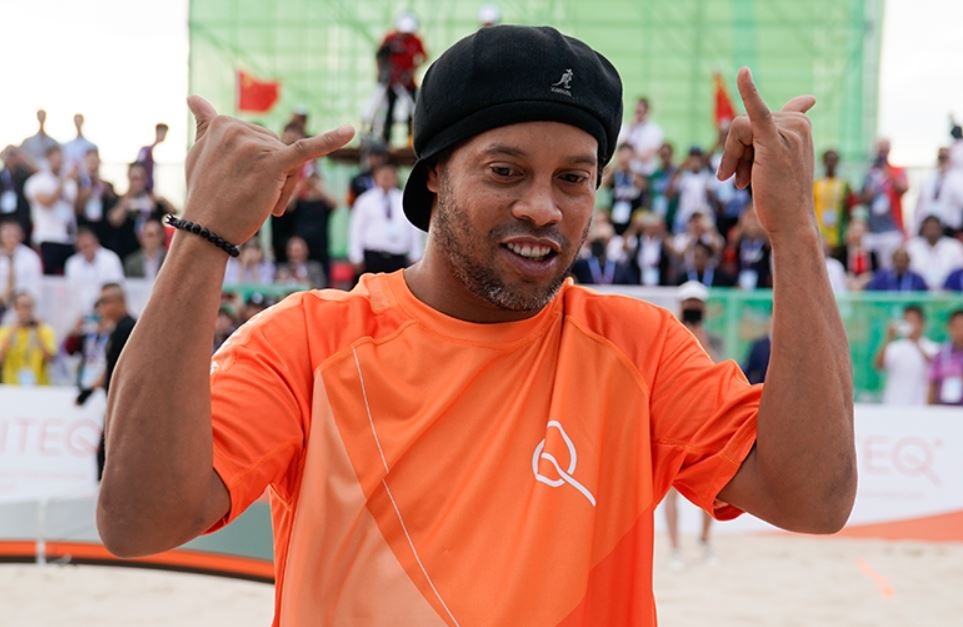 Ronaldinho an mung khi thoat khoi trai giam hinh anh