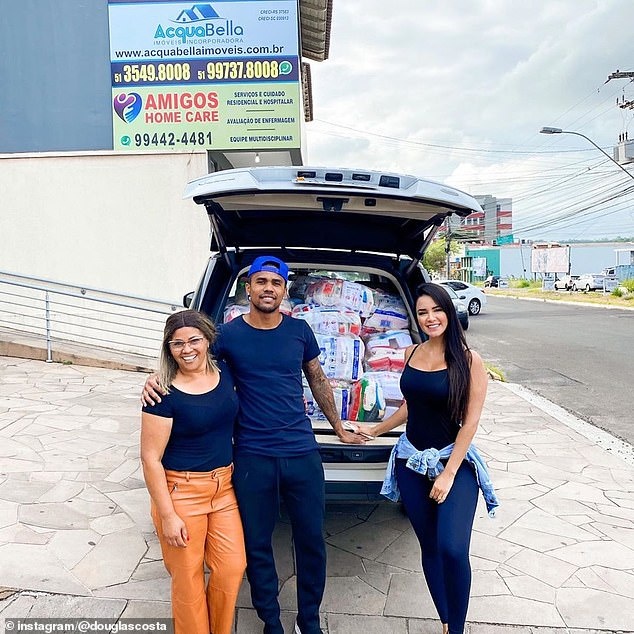 Douglas Costa cung ban gai di tu thien anh 3