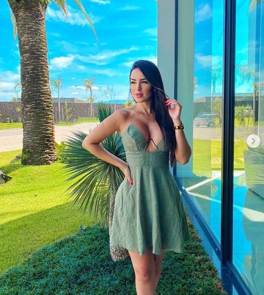 Douglas Costa cung ban gai di tu thien anh 4