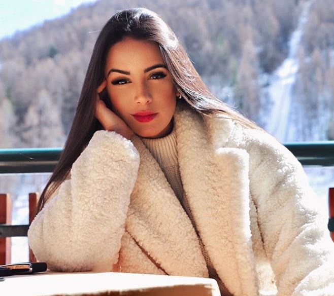 Douglas Costa cung ban gai di tu thien anh 5