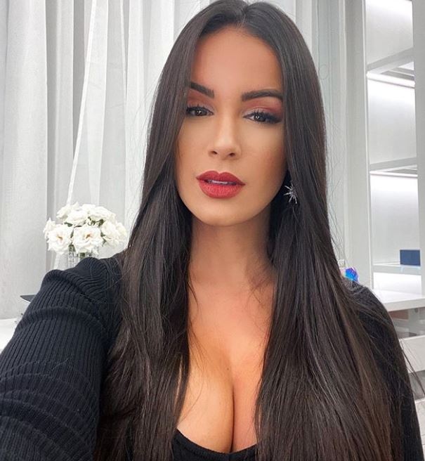 Douglas Costa cung ban gai di tu thien anh 6