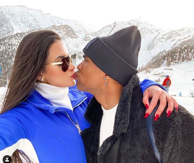 Douglas Costa cung ban gai di tu thien anh 8