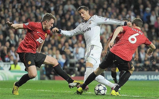 Phil Jones ke chuyen bat chet Cristiano Ronaldo anh 1