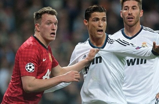 Phil Jones ke chuyen khoa chat Cristiano Ronaldo hinh anh