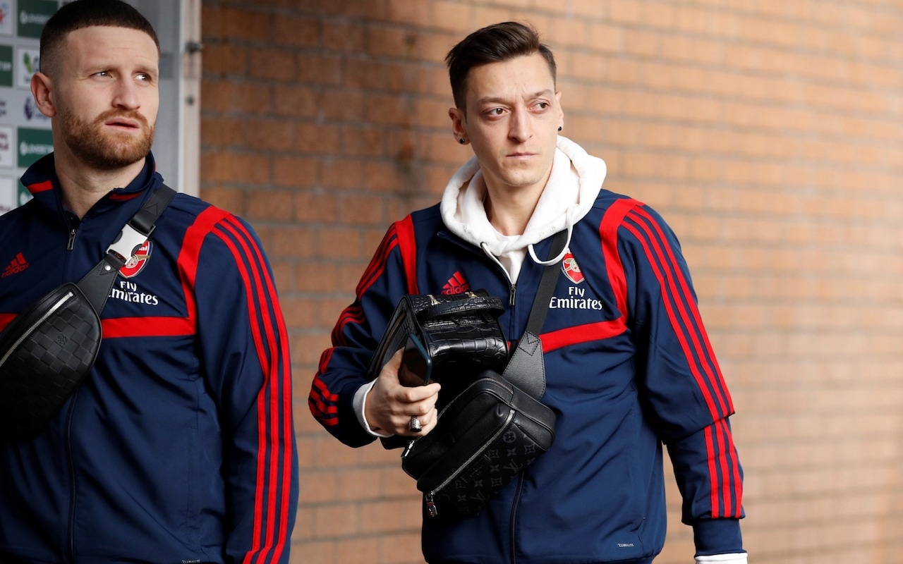 Cau thu Arsenal gay bat binh vi khong chiu giam luong anh 1