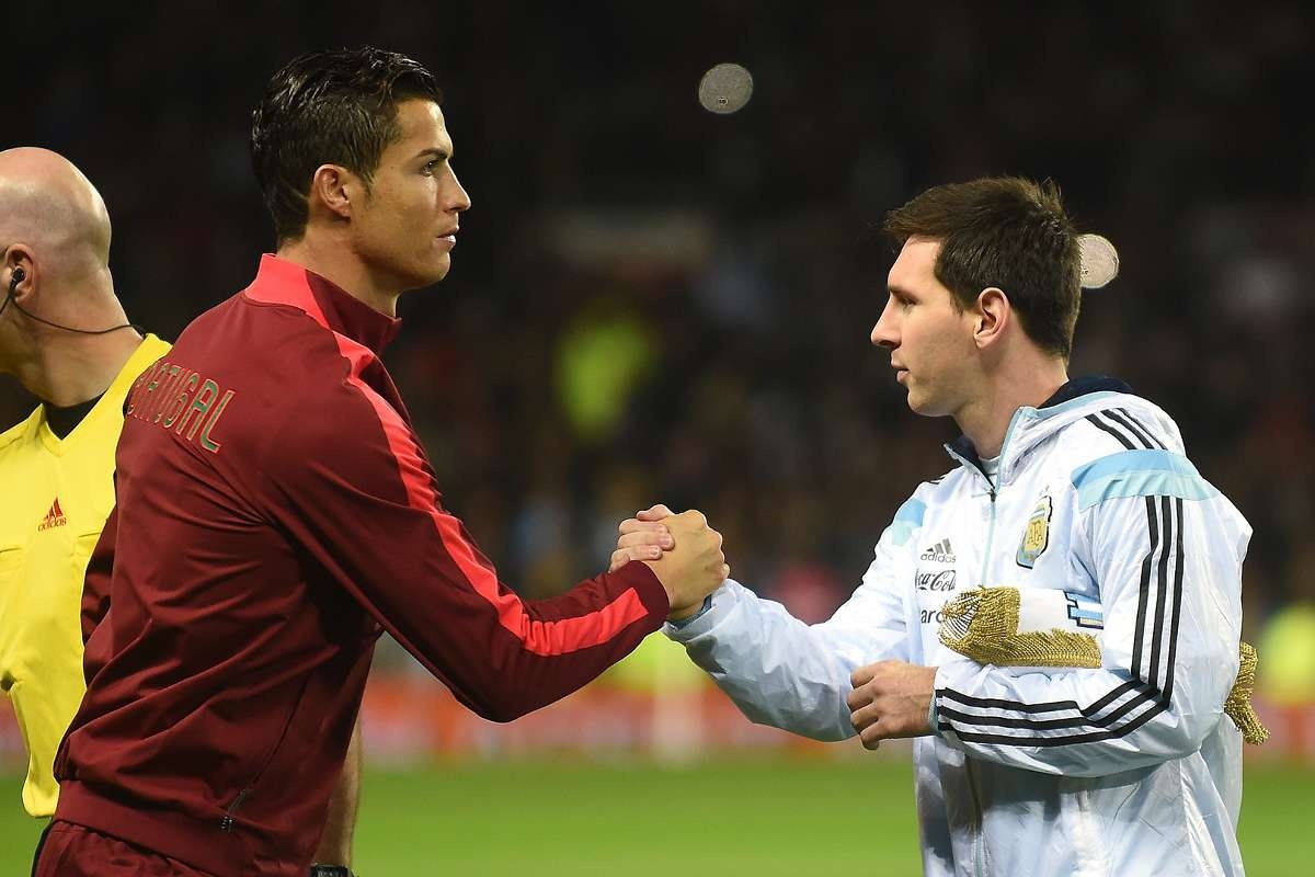 Ronaldo lep ve Messi trong mat dong doi cu anh 13