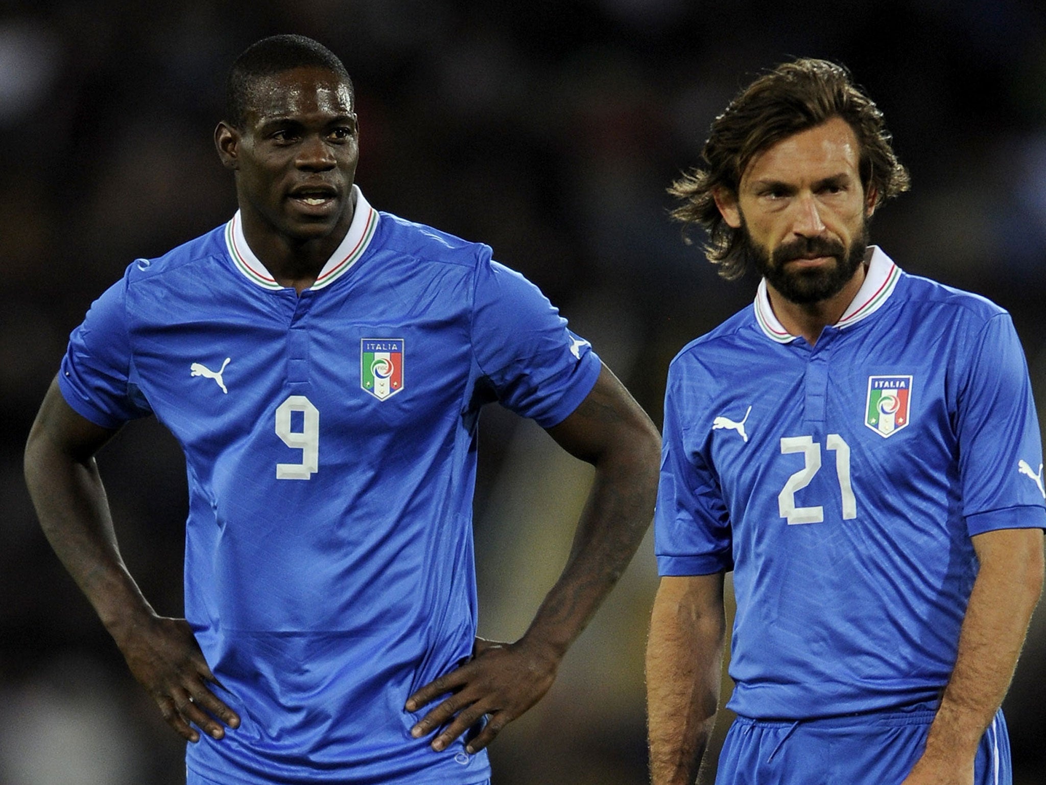 Balotelli loai Ronaldo khoi doi hinh trong mo anh 7