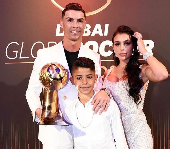 Ban gai Ronaldo bi soan ngoi 'nu hoang' mang xa hoi anh 1