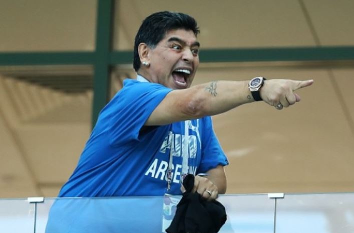 Doi bong cua Maradona khong lo xuong hang trong 2 mua toi hinh anh