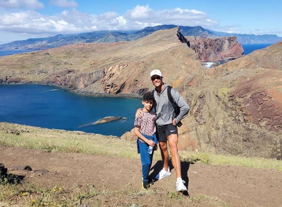 Ronaldo di leo nui cung ban gai anh 3