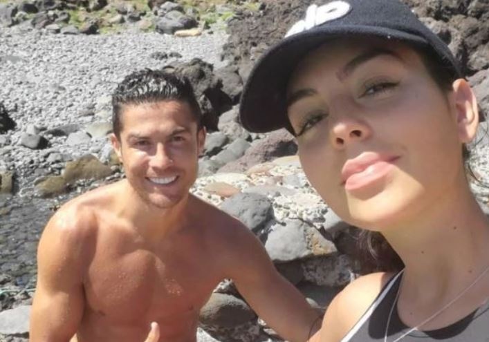 Ronaldo leo nui cung ban gai bat chap lenh hoi quan tu Juventus hinh anh