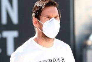 Messi va dong doi deo khau trang khi Barca hoi quan hinh anh