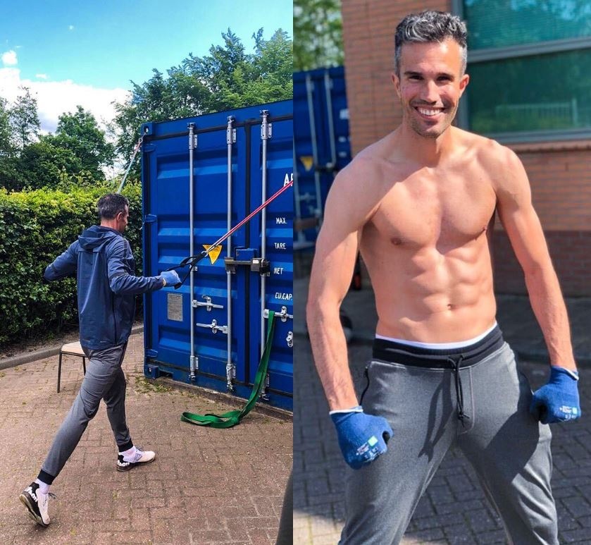 Van Persie khoe co bung san chac sau khi giai nghe anh 1