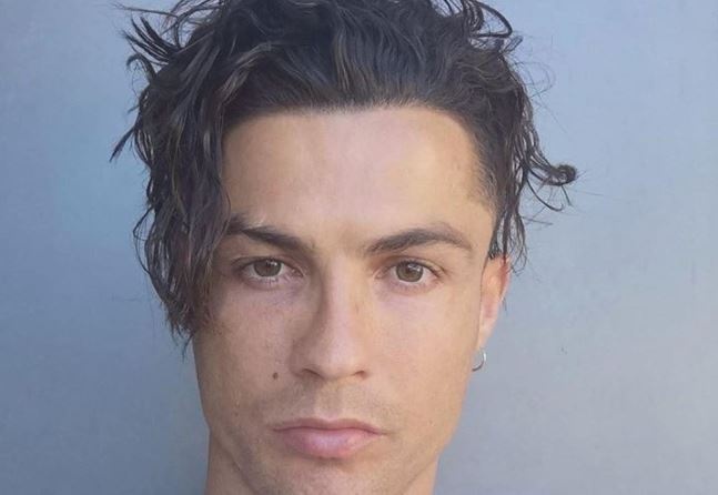 Ronaldo khoe dien mao khac la voi mai toc dai hinh anh