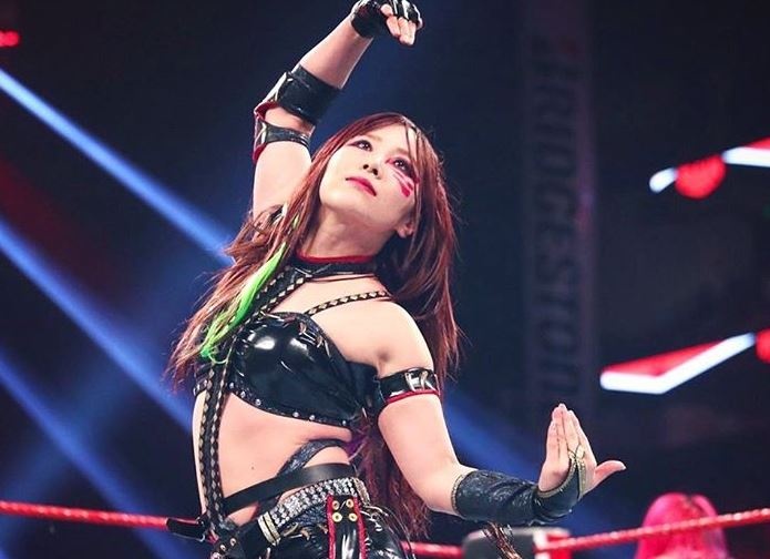 Do vat nu nang 123 kg ra don loi khien doi thu chan thuong dau hinh anh