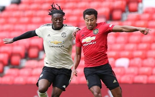 Luke Shaw lap cu dup trong tran dau co 8 ban thang hinh anh