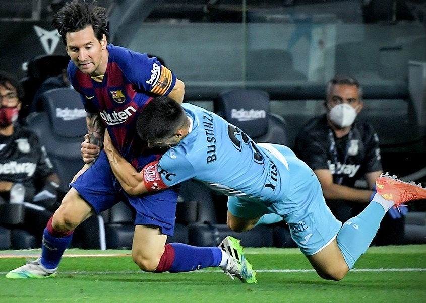 Hai hau ve keo ao khong ngan duoc pha di bong cua Messi hinh anh