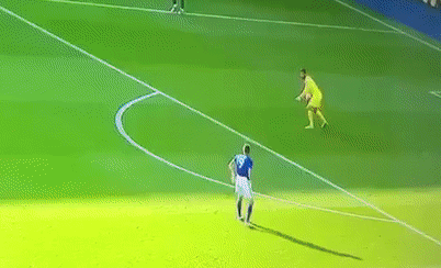 Thu mon Premier League thanh tro cuoi vi tu nem bong ve phia cau mon hinh anh