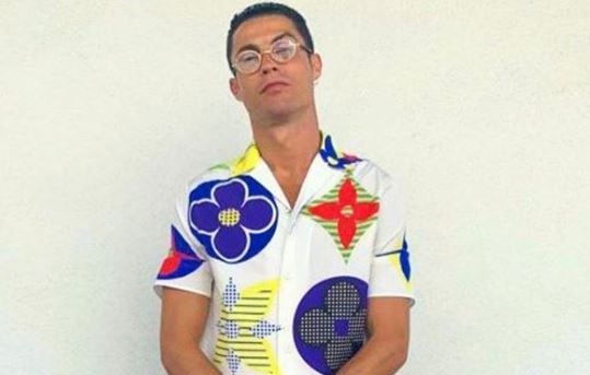 Trang phuc cua Ronaldo gay phan ung trai chieu hinh anh