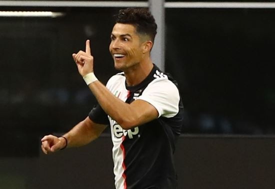Ronaldo cuoi tuoi trong tran Ibra choc thung luoi Juventus hinh anh