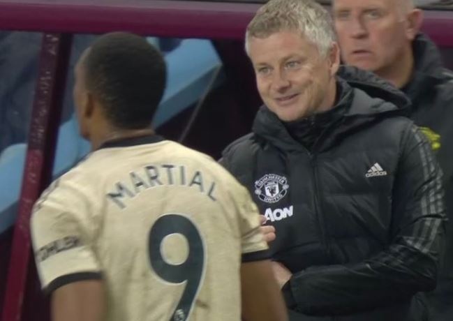 Martial to thai do voi HLV Solskjaer khi bi thay ra hinh anh