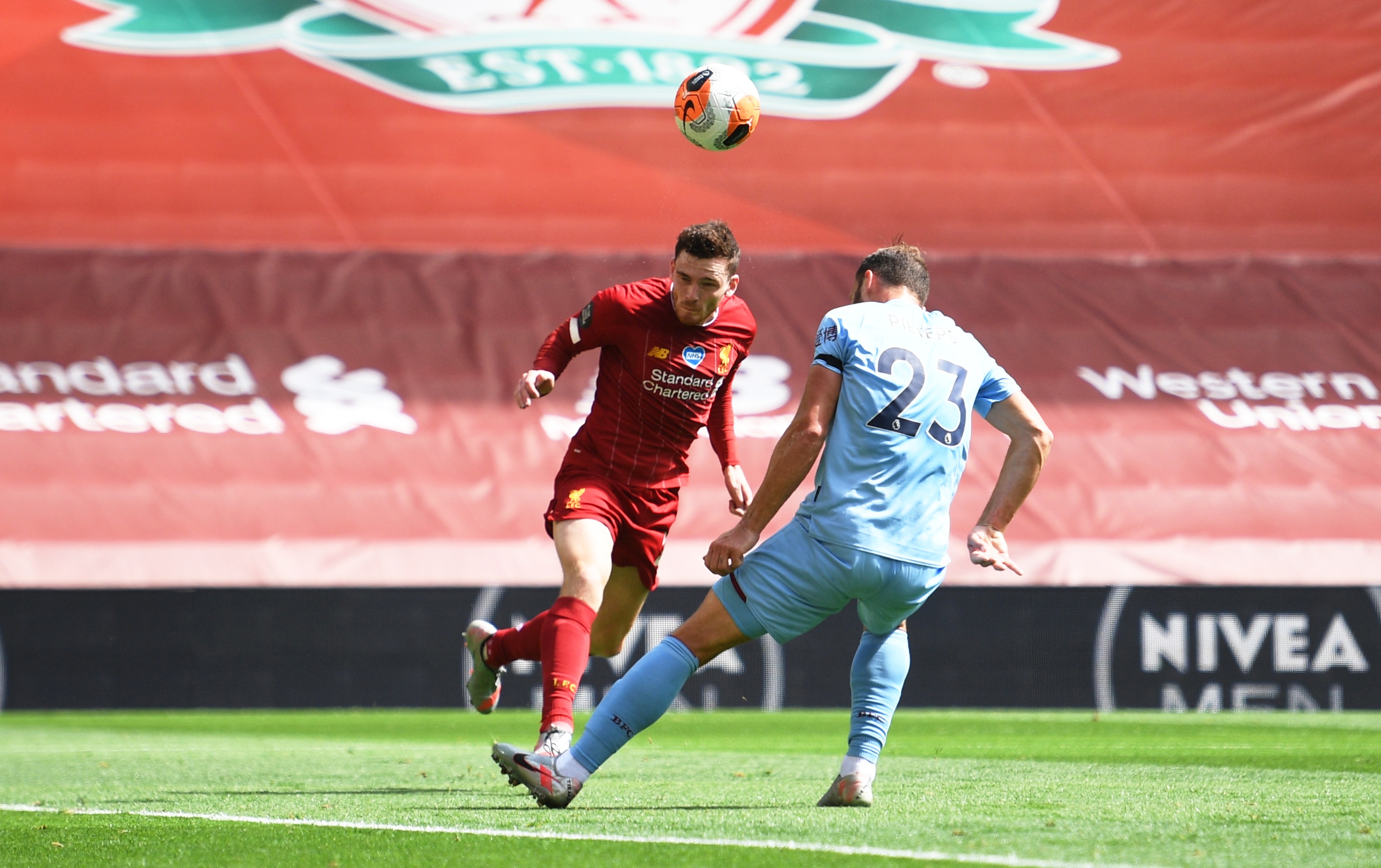 Liverpool gap Burnley anh 1