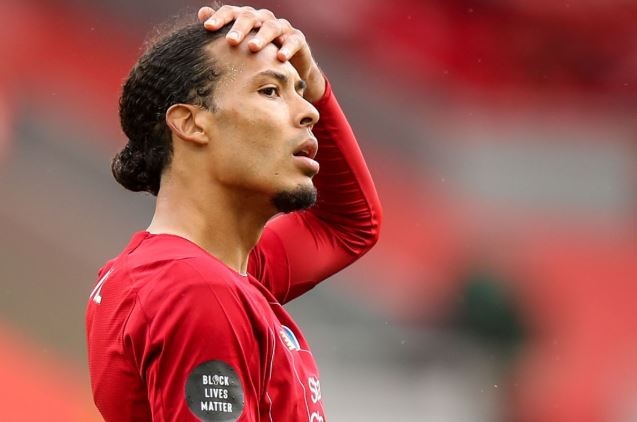 Van Dijk bi qua mat, Liverpool gay that vong tren san nha hinh anh