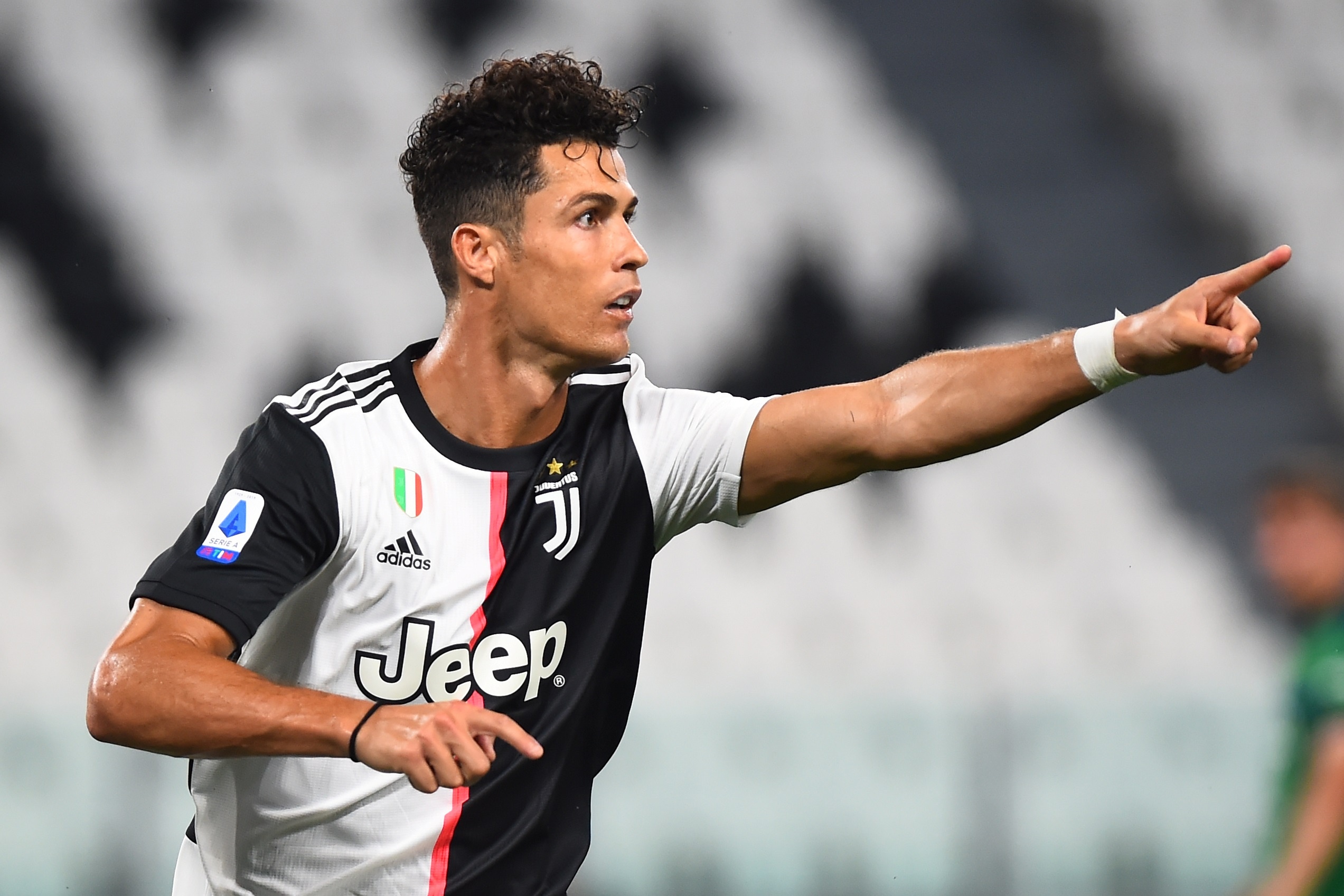 Ronaldo lap cu dup penalty giup Juventus tien sat chuc vo dich hinh anh