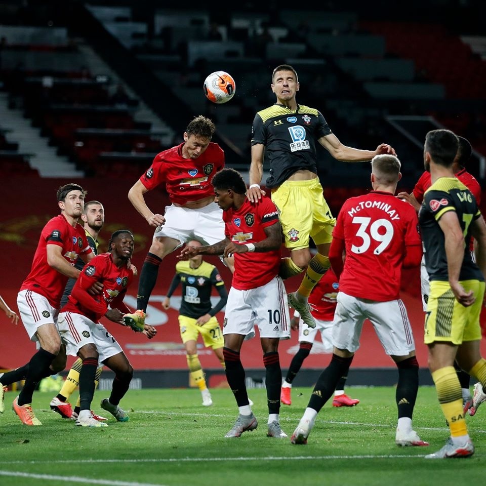 Maguire kem Wan-Bissaka anh 1