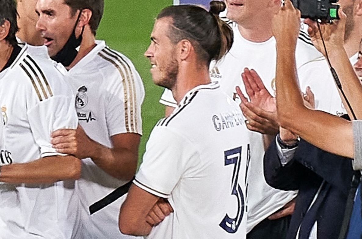 Bale khoanh tay nhin dong doi cong kenh HLV Zidane hinh anh